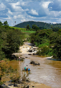 Conceição do Pará é banhada pelo Rio Pará, que também é limite com os municípios de Nova Serrana e Pitangui.
