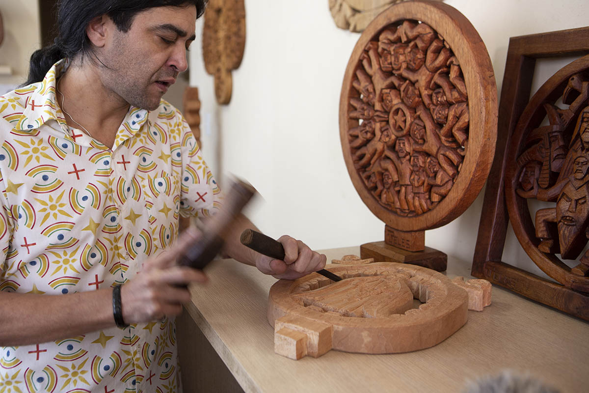 Alex Pereira Teles define o trabalho da família como uma arte única, de sensibilidade: “É a madeira crua e nua entalhada pelas mãos”.