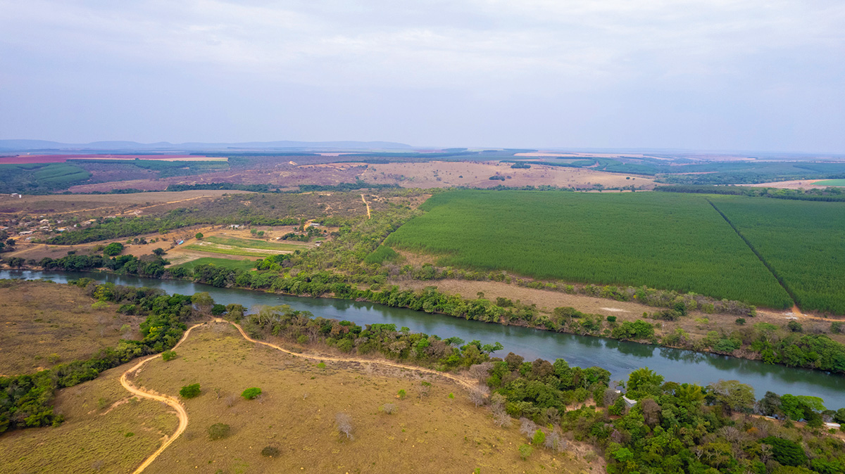 Vista aérea do Rio Pará próximo à reserva indígena Kaxixó. 